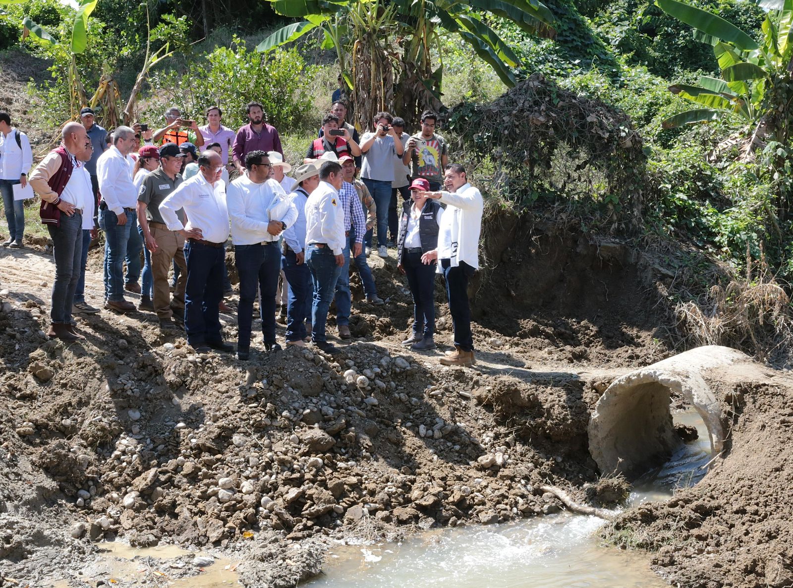 Supervisa Armenta obras de reconstrucción en zonas afectadas por las lluvias en la Sierra Norte Supervisa Armenta obras de reconstrucción en zonas afectadas por las lluvias en la Sierra Norte