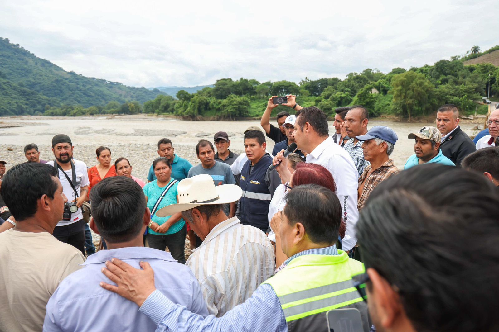 Gobierno federal y estatal, CONAGUA y CEASPUE trabajan en río Pantepec para prevenir futuras inundaciones Gobierno federal y estatal, CONAGUA y CEASPUE trabajan en río Pantepec para prevenir futuras inundaciones