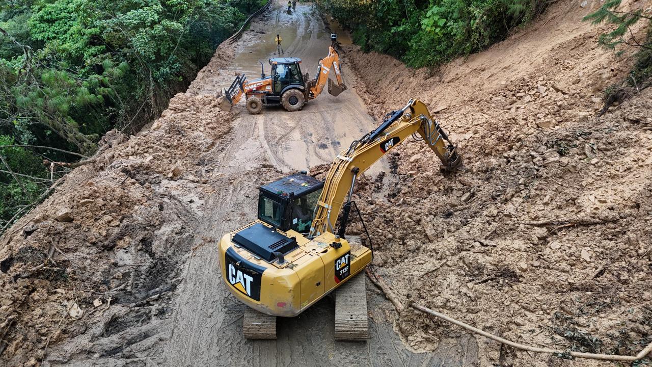 Acciones inmediatas en apoyo a damnificados; trabajan para reabrir carreteras y caminos