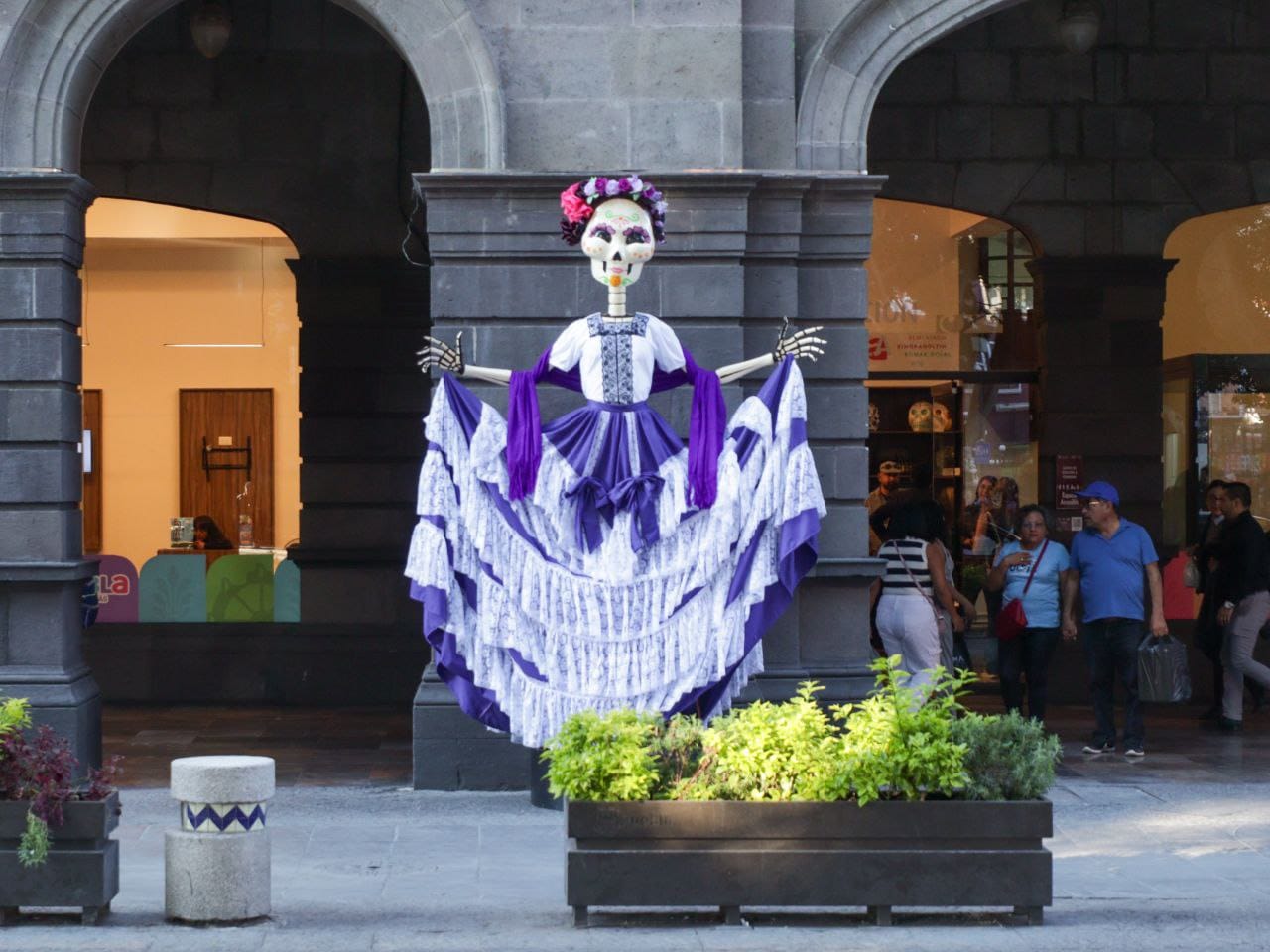 Adornan el Centro Histórico de Puebla con catrinas y flores Adornan el Centro Histórico de Puebla con catrinas y flores
