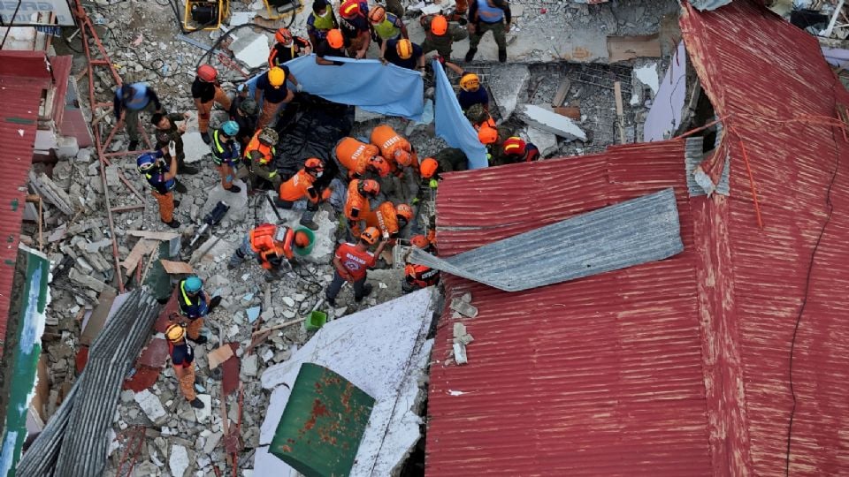 Continúa la búsqueda de sobrevivientes tras terremoto en Filipinas que ha dejado al menos 69 muertos y 200 heridos Continúa la búsqueda de sobrevivientes tras terremoto en Filipinas que ha dejado al menos 69 muertos y 200 heridos