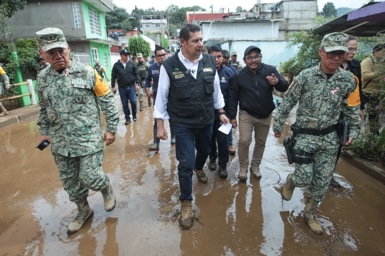 Suman 10 los fallecidos por las lluvias en Huauchinango; gobierno estatal y federal salvaguardan la vida de las familias de la Sierra Norte
