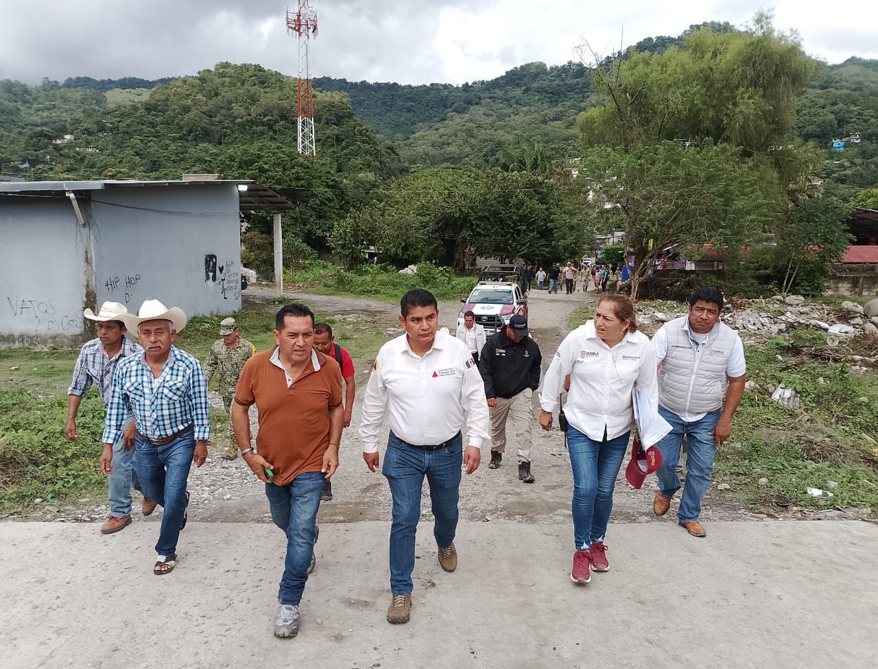 Con sensibilidad y visión humanista, gobierno estatal mantiene atención a familias de Chicontla Con sensibilidad y visión humanista, gobierno estatal mantiene atención a familias de Chicontla