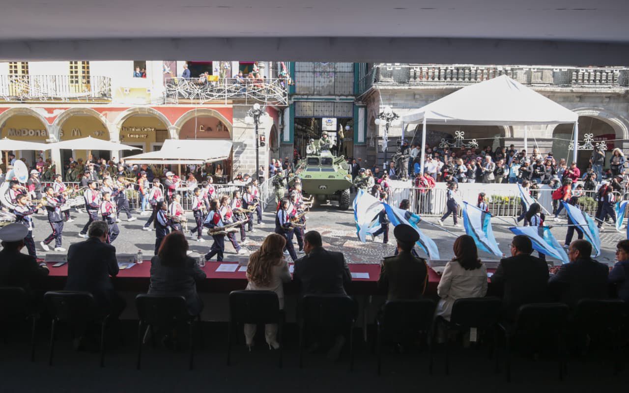 Desfile cívico-militar sin incidentes en Puebla Desfile cívico-militar sin incidentes en Puebla