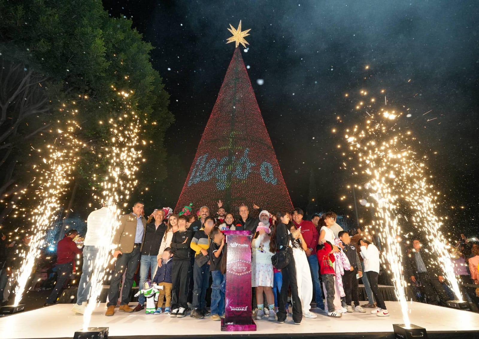 Enciende Pepe Chedraui árbol e iluminación navideña en la capital