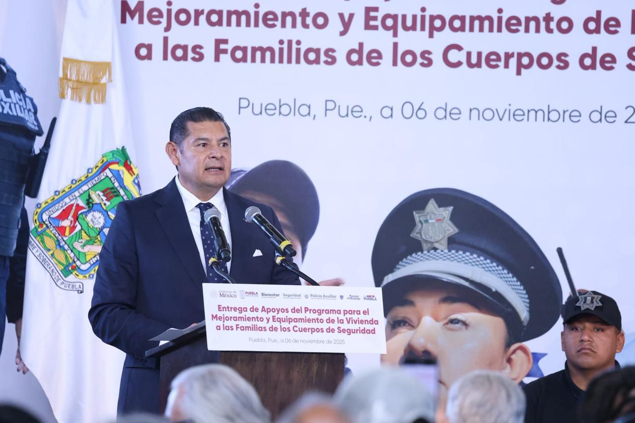 Gobierno entrega 110 mdp en apoyos de vivienda a 12 mil policías para dignificar labores policiales Gobierno entrega 110 mdp en apoyos de vivienda a 12 mil policías para dignificar labores policiales
