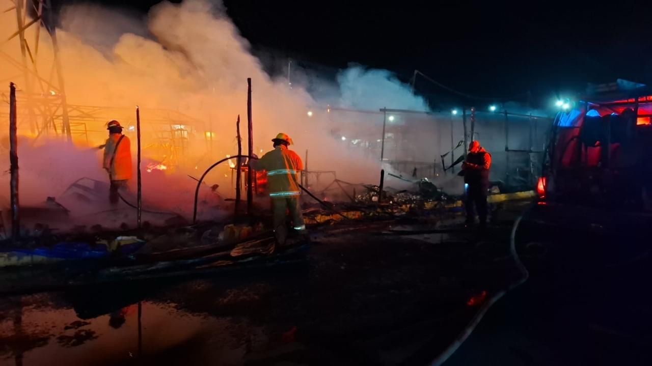 Controlan incendio en Central de Abasto de Huixcolotla Controlan incendio en Central de Abasto de Huixcolotla