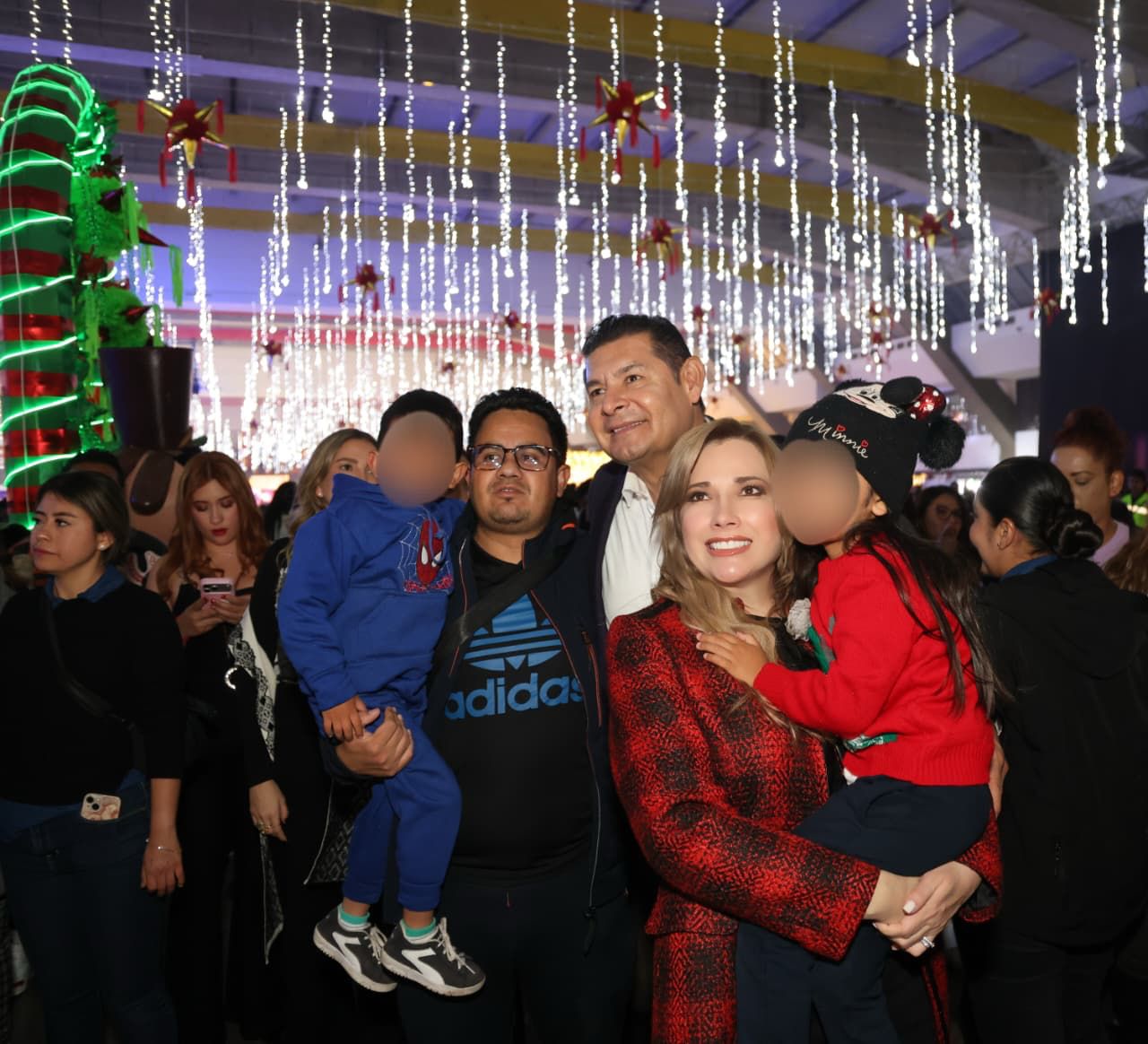 Familias poblanas conviven con paz y alegría en el Festival Navideño 2025