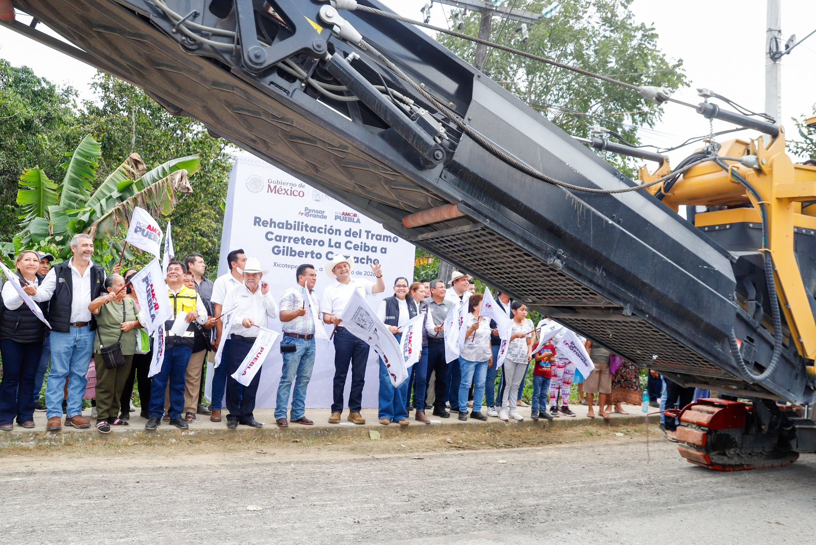 Cumple Armenta con Módulo de pavimentación en la sierra norte tras contingencia por lluvias