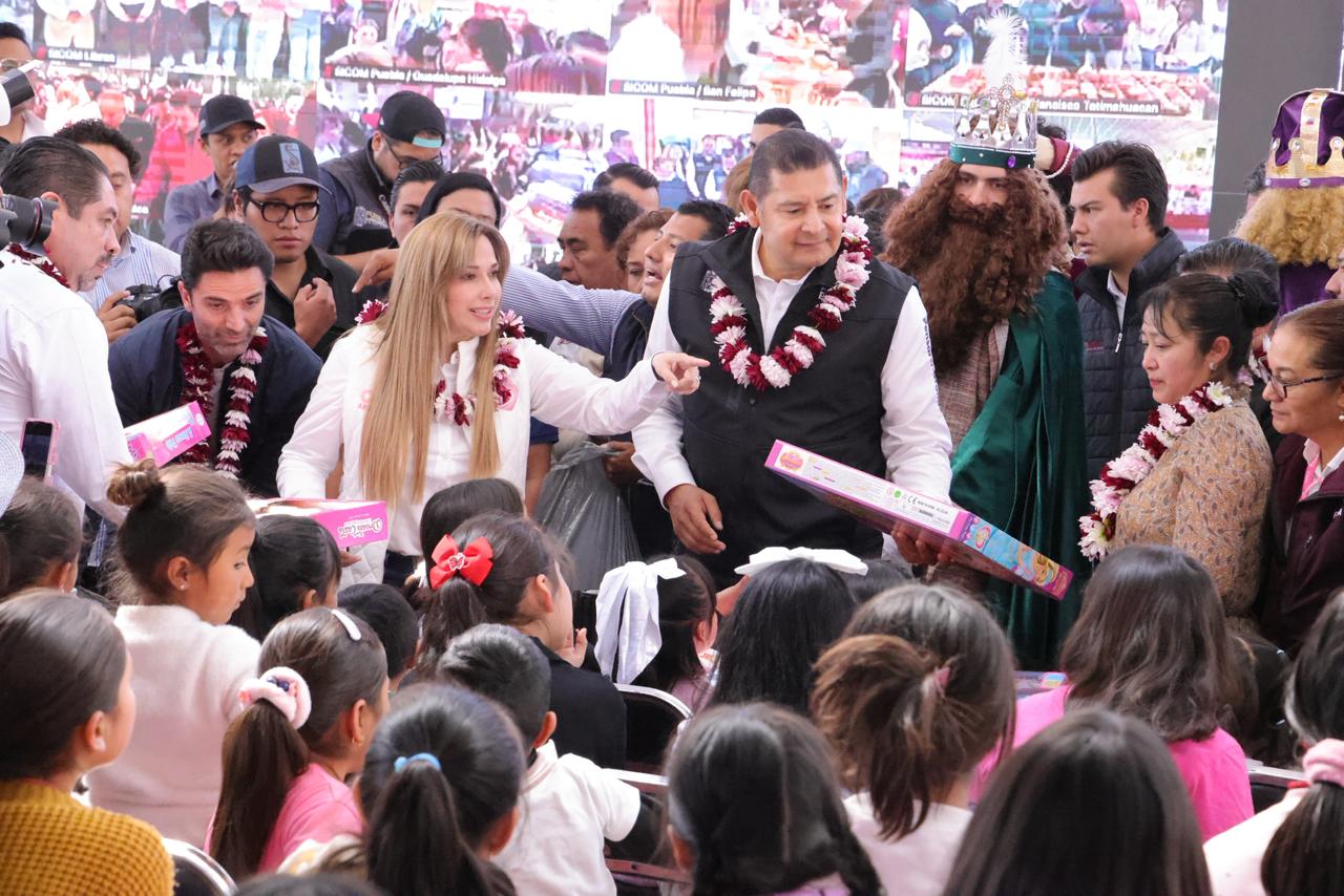 Con alegría y sensibilidad, gobierno de Puebla entrega miles de juguetes en 27 microrregiones