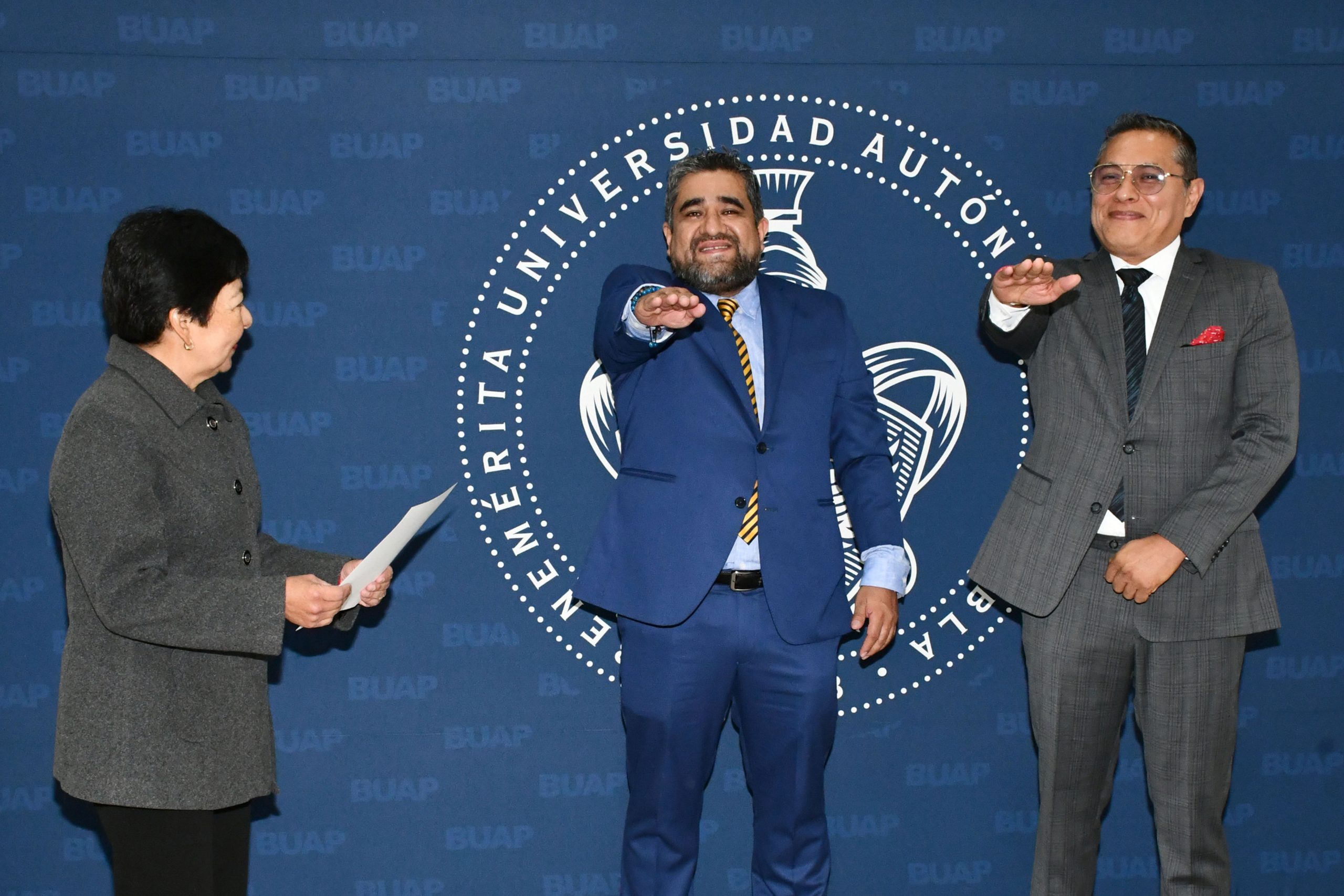 Rectora Lilia Cedillo Ramírez toma protesta a nuevos funcionarios en la BUAP