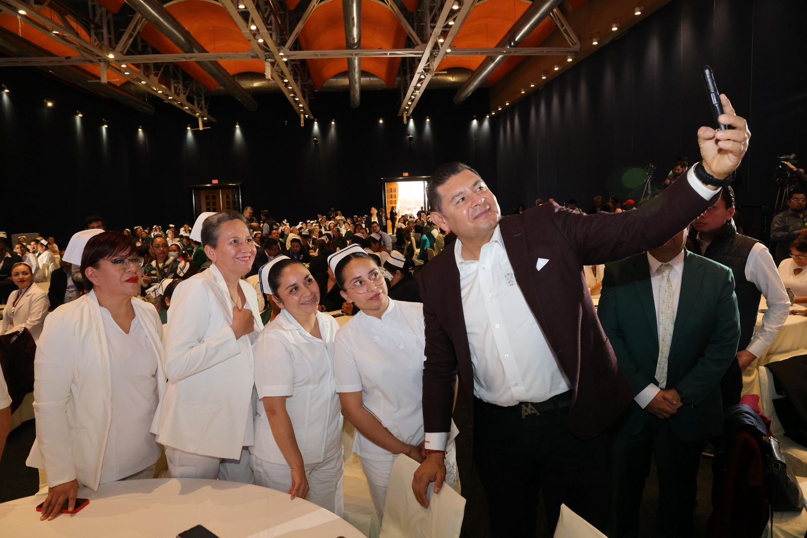 Amar a Puebla es servirla, como lo hacen las y los enfermeros: Armenta Amar a Puebla es servirla, como lo hacen las y los enfermeros: Armenta