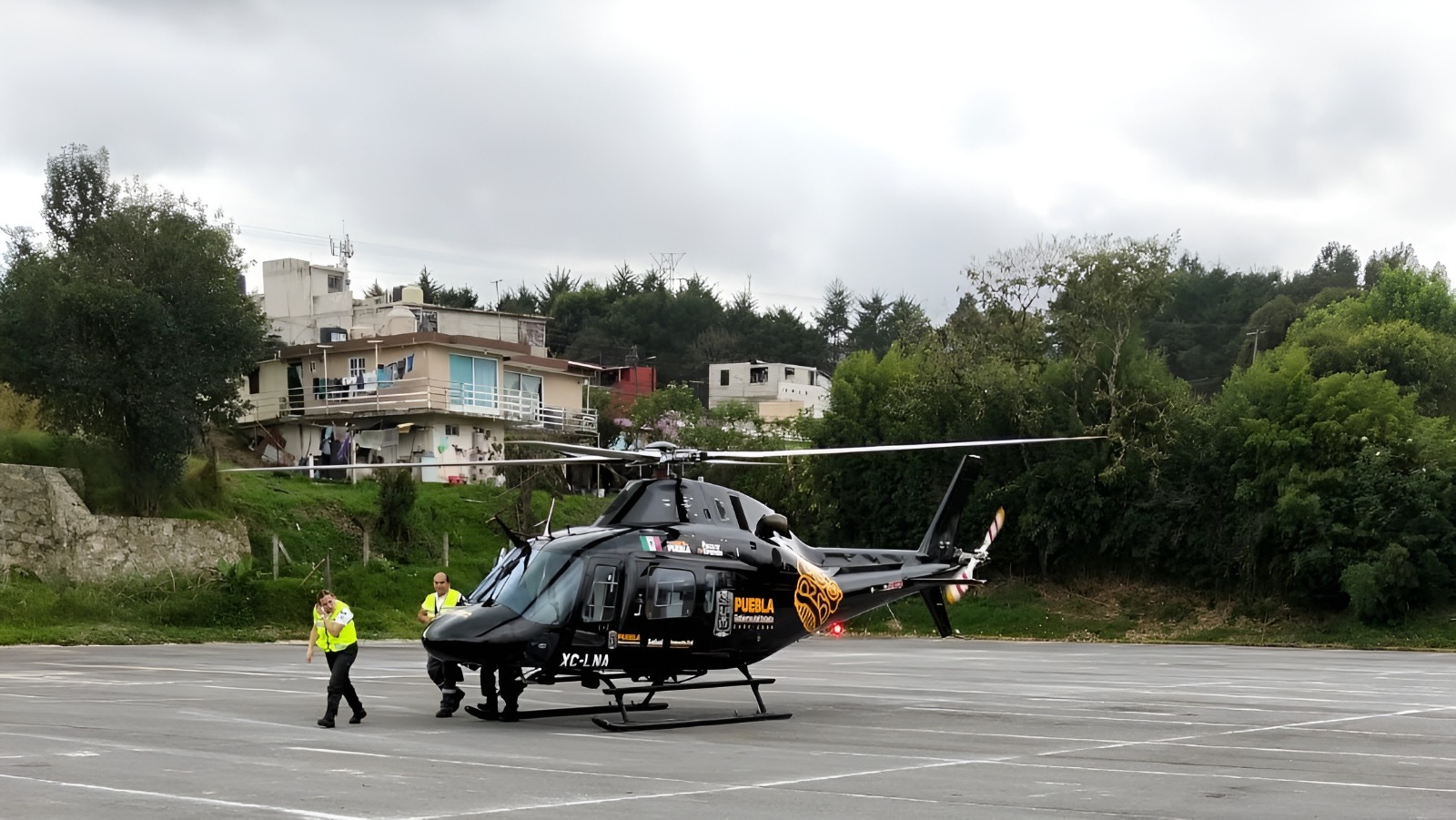 Mujer lesionada en explosión es trasladada vía aérea desde Huauchinango