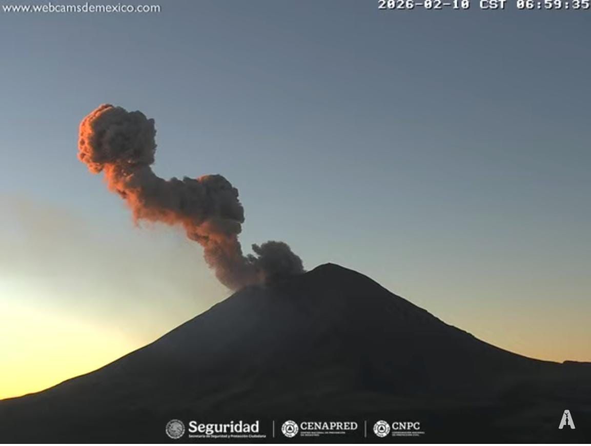 Lanza fumarola de 1 kilómetro el Popocatépetl Lanza fumarola de 1 kilómetro el Popocatépetl