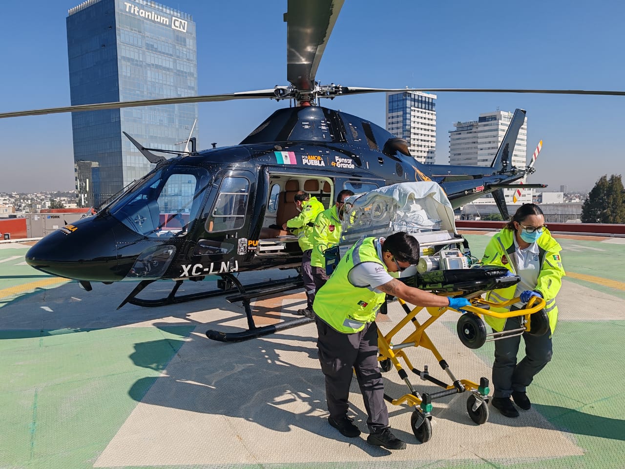 Trasladan en ambulancia aérea a bebé de Oaxaca a Puebla