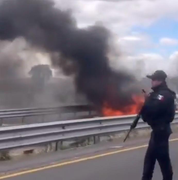 Bloqueos y actos vandálicos en autopistas y en Puebla tras muerte de “El Mencho”