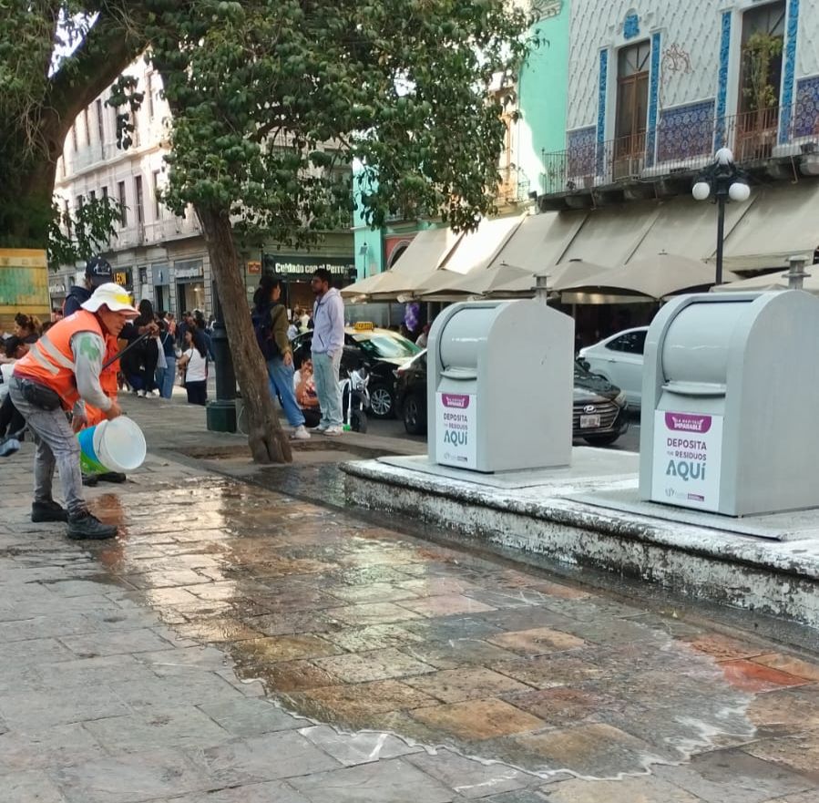 Refuerzan limpieza urbana con lavado de papeleros y soterrados en el Centro Histórico