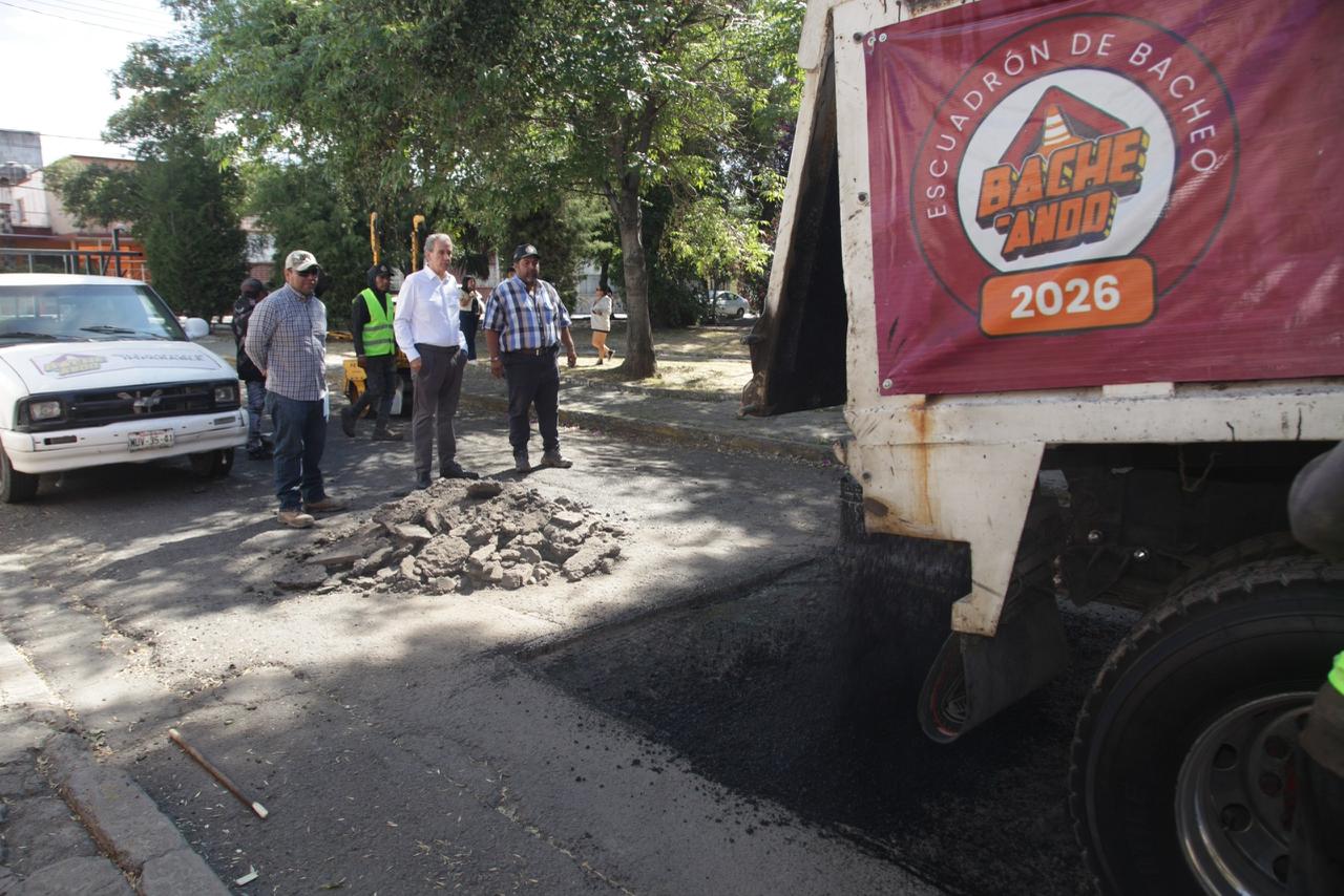 Supervisa Pepe Chedraui cuadrillas de bacheo en El Carmen Supervisa Pepe Chedraui cuadrillas de bacheo en El Carmen