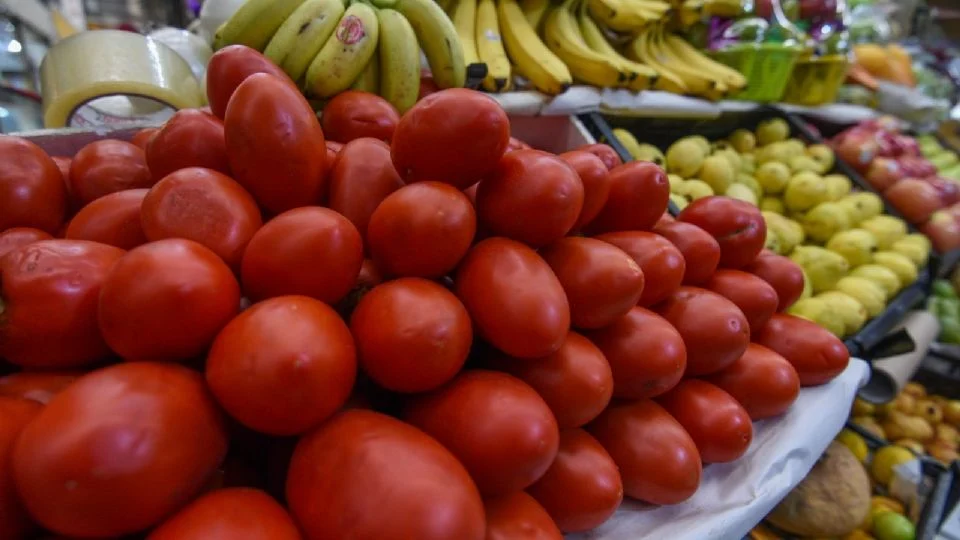 Aumenta 6.5% el precio de la canasta alimentaria en zonas urbanas de México; jitomate cuesta hasta 60% más