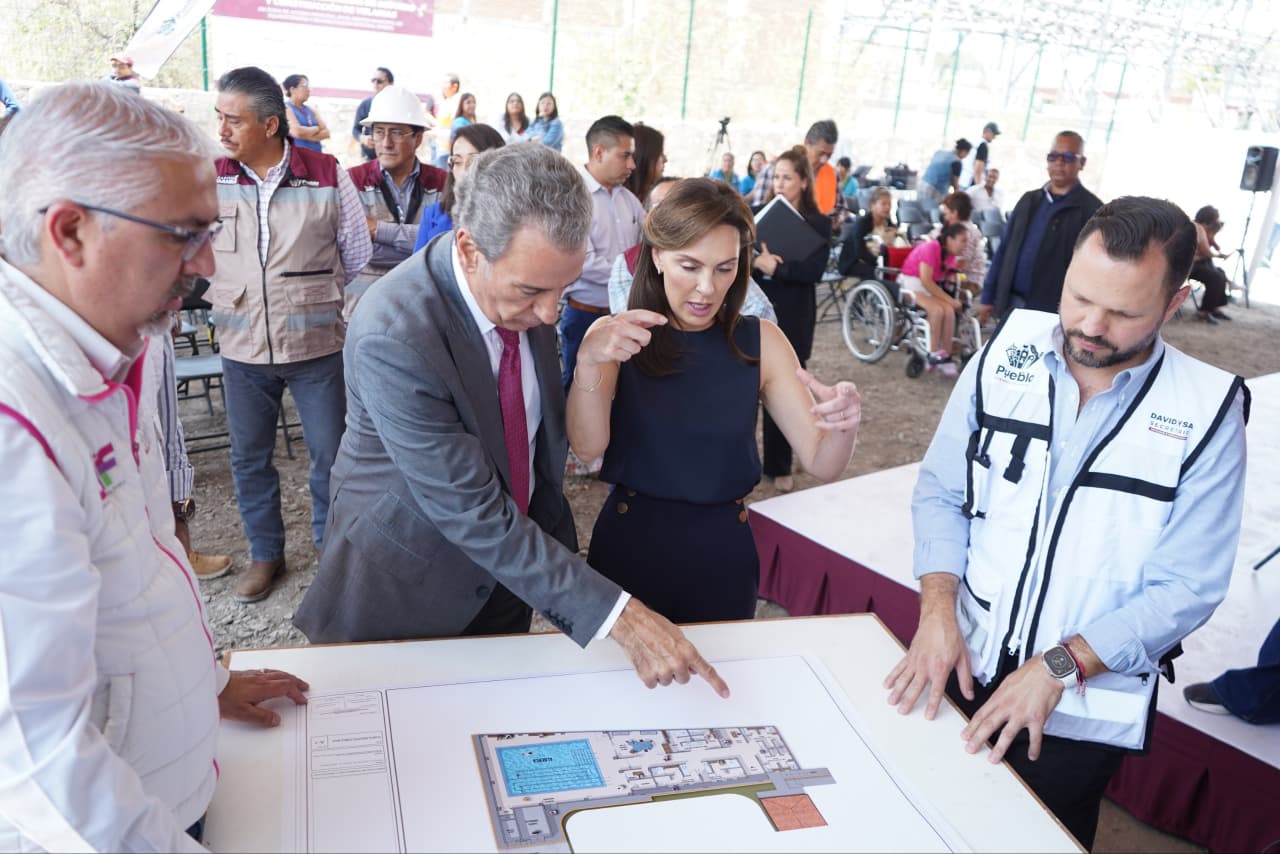 Pepe Chedraui y MariElise Budib colocan primera piedra de la piscina terapéutica del CMERI
