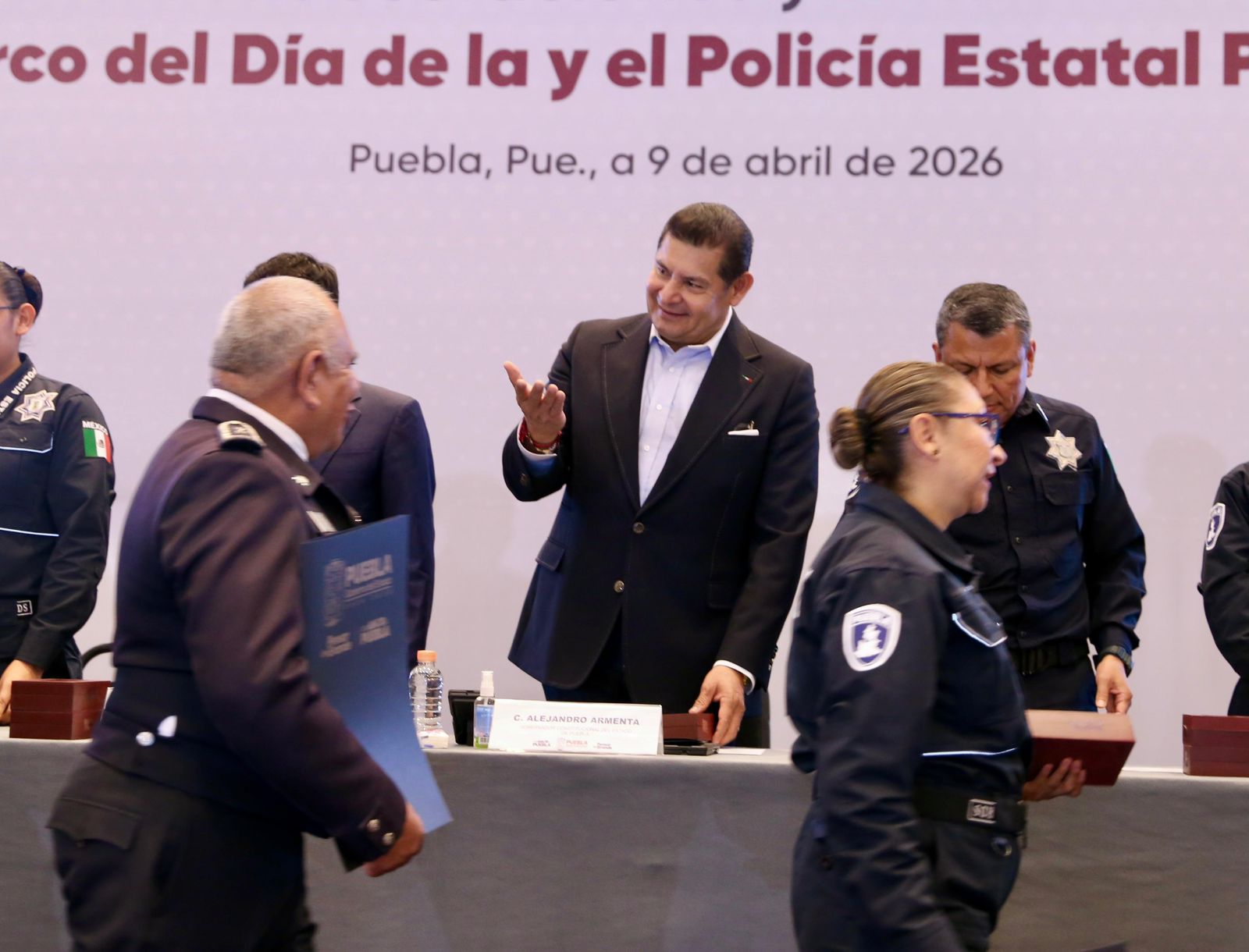 Condecora gobierno de Puebla a policías con 30, 35 y 40 años de servicio