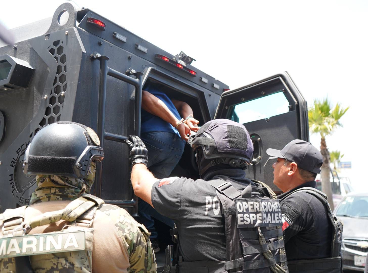 En medio de fuerte operativo trasladan a «El Bukanas» al penal de Tepexi de Rodríguez