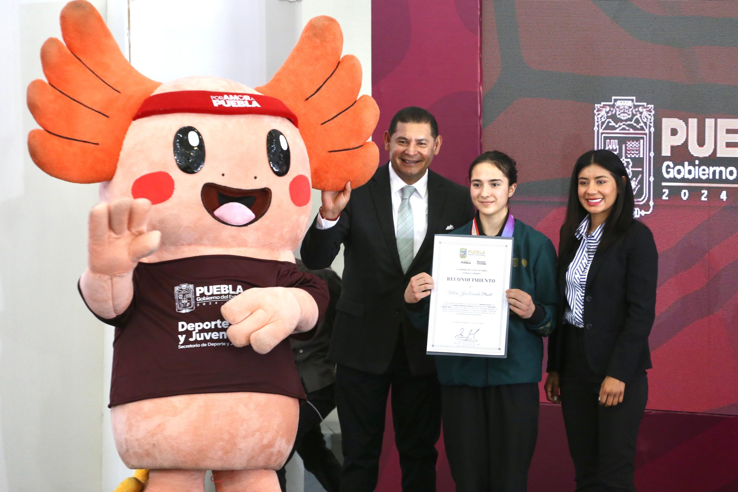 Entrega Armenta reconocimiento a destacada atleta poblana