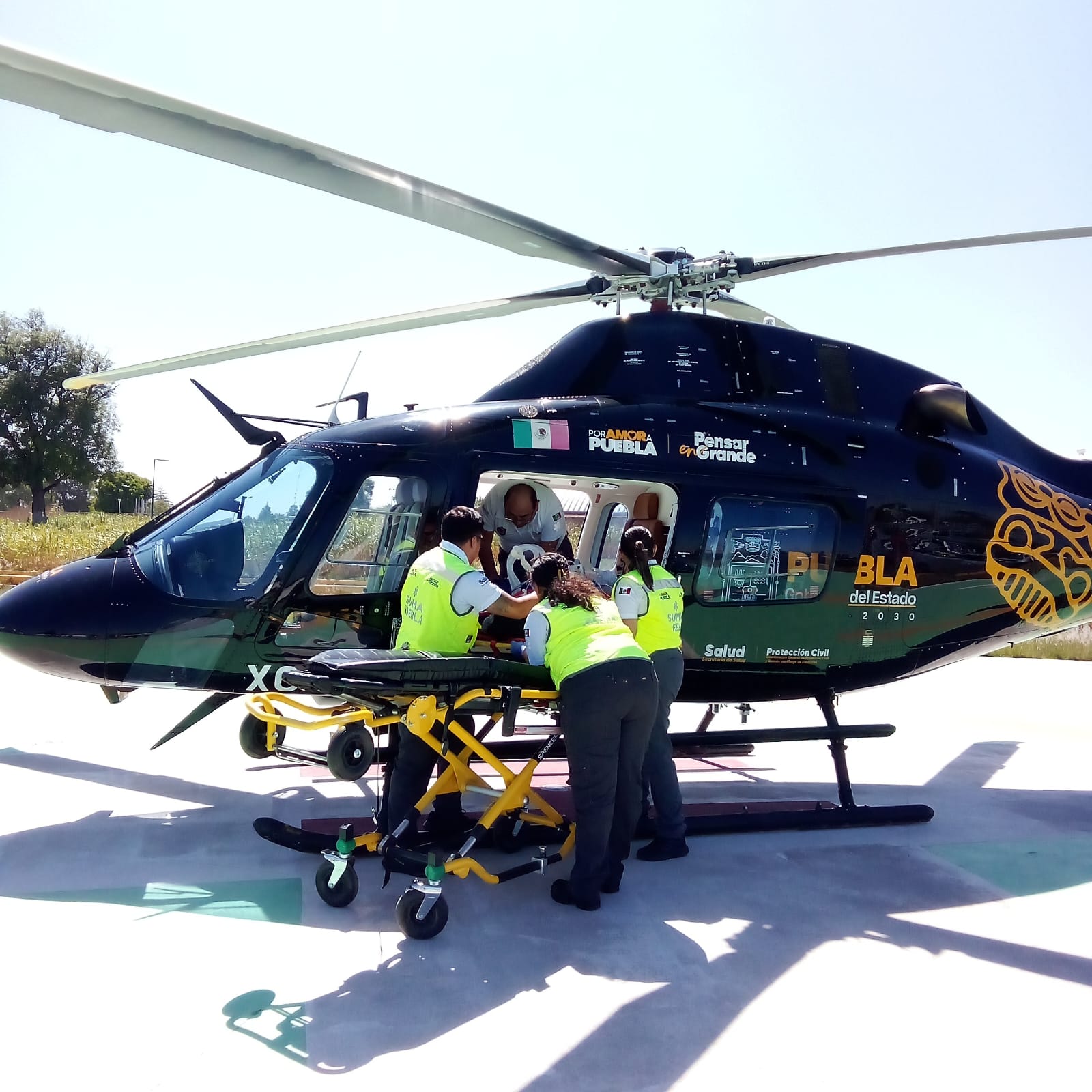 Traslado aéreo de mujer con complicaciones de cesárea de Zacatlán a Hospital de la Mujer