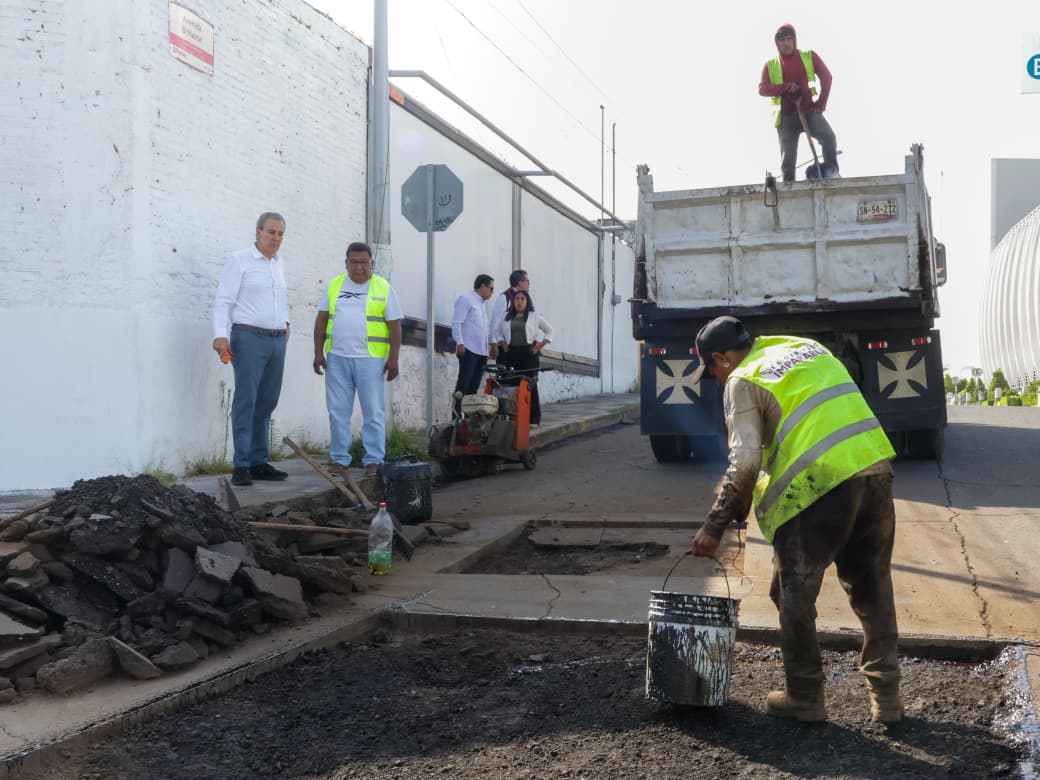 Supervisa Chedraui avance de trabajos de bacheo en la capital poblana