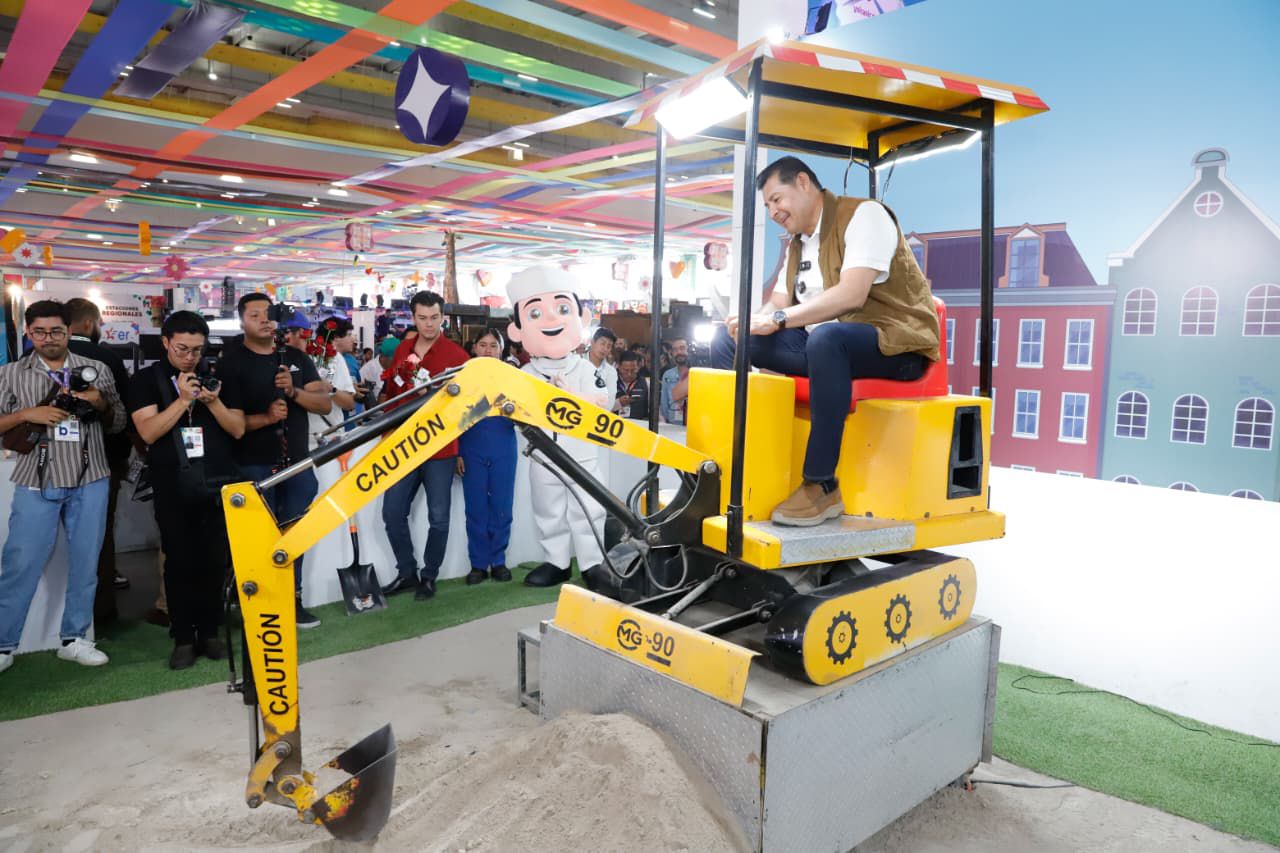 Convivencia y cercanía de Armenta en la Feria de Puebla