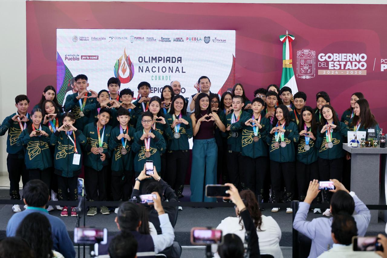 Gobierno estatal premia esfuerzo de atletas poblanos en Olimpiada CONADE 2026