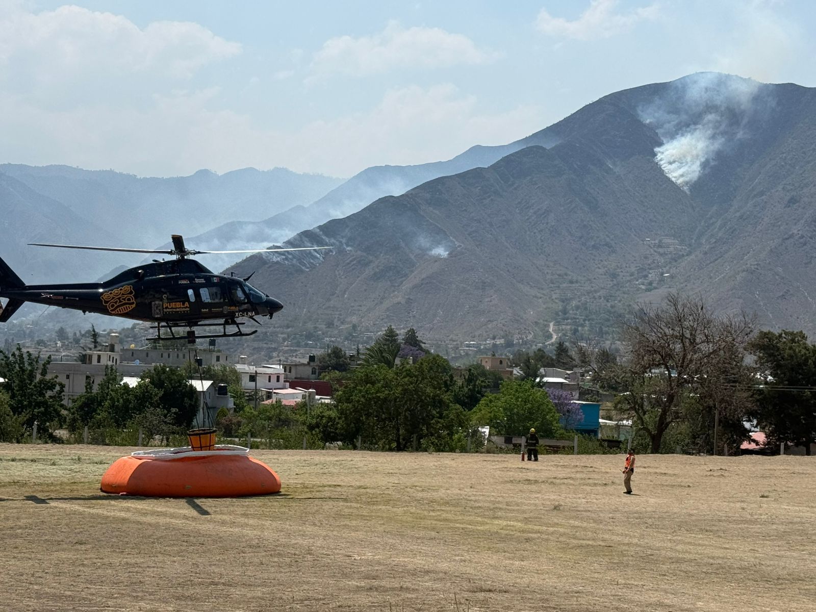 Por aire y por tierra combaten incendio forestal en Zautla