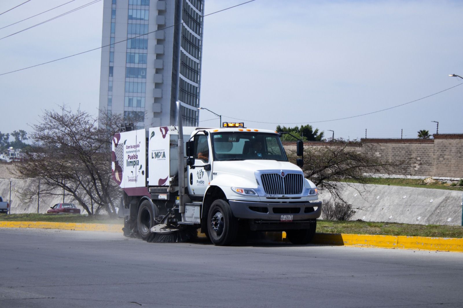 Refuerzan limpieza con barredoras en vialidades de Puebla