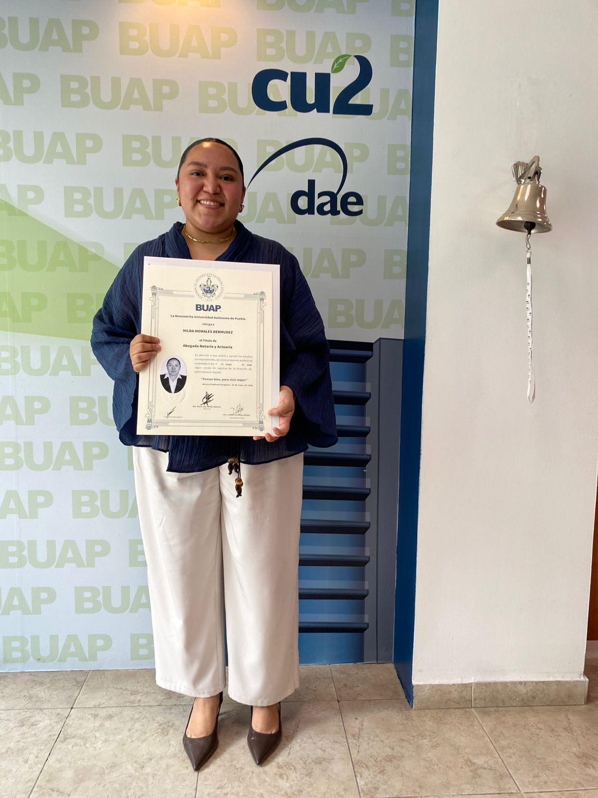 Hilda Morales Bermúdez recibe título y cédula profesional como Abogada, Notaria y Actuaria egresada de la BUAP