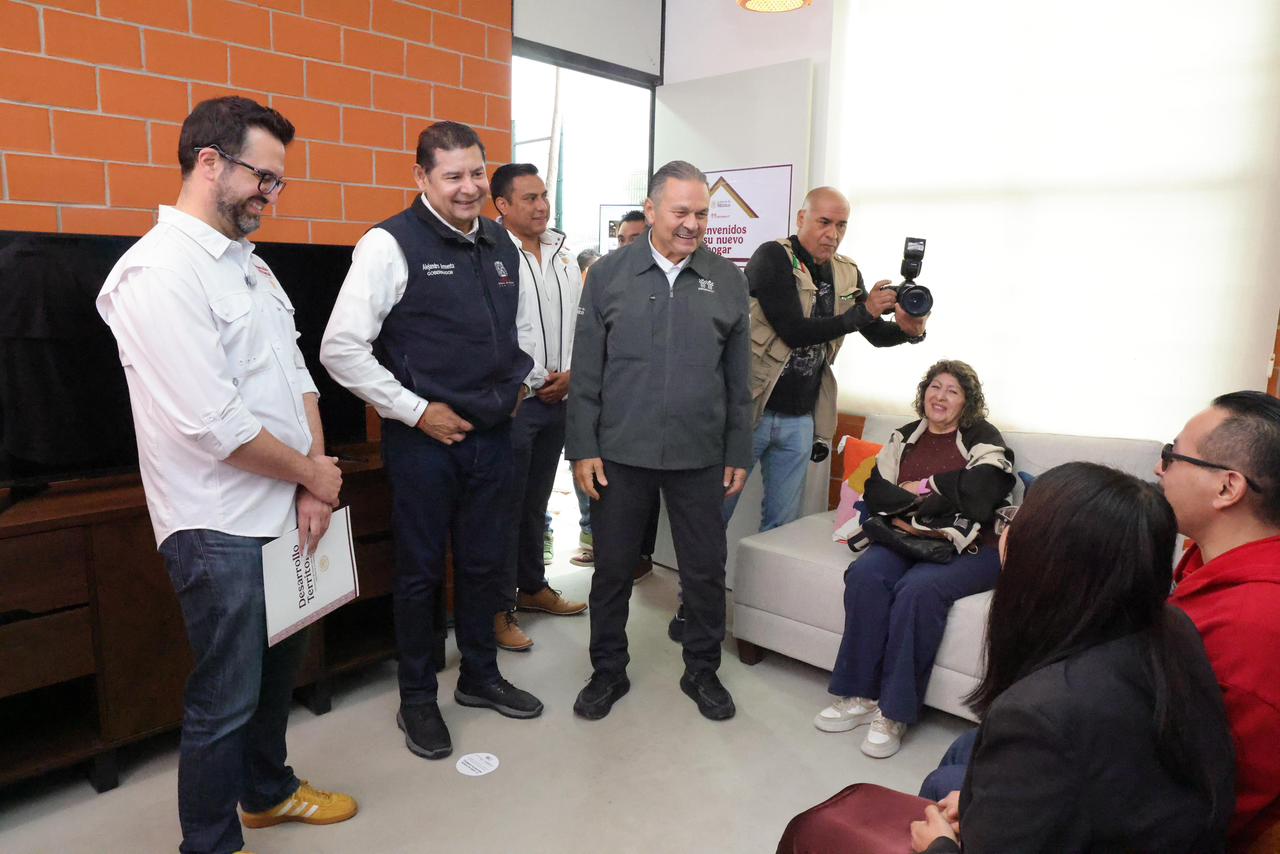 Entregan primeras viviendas de Bienestar en Lomas de San Miguel