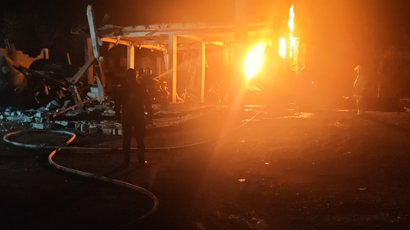 Brigadistas mantienen labores de enfriamiento en dos pipas de combustible en Tepeaca