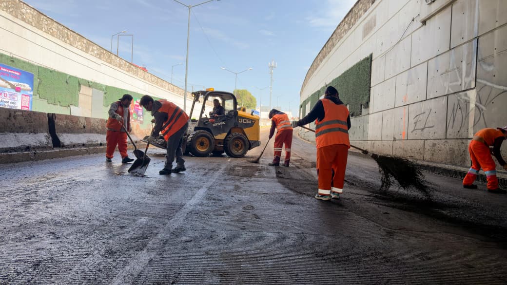 Luego de la tromba de ayer realizan limpieza en el bajopuente de Bulevar 5 de Mayo y 2 Norte