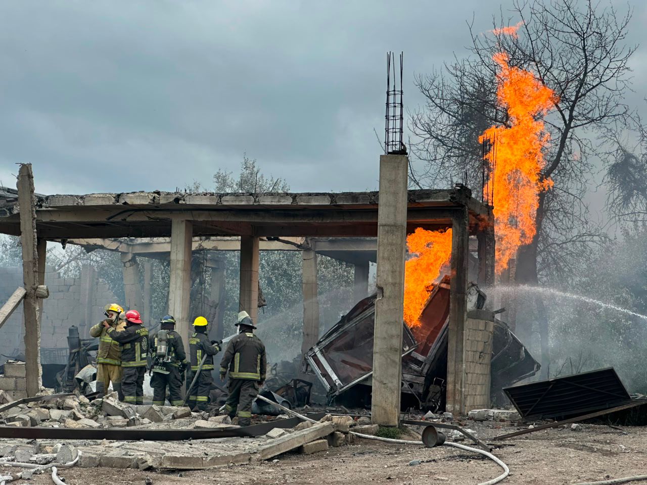 Atiende Protección Civil emergencia por explosión de almacenamiento de gas en Tepeaca con saldo de tres lesionados