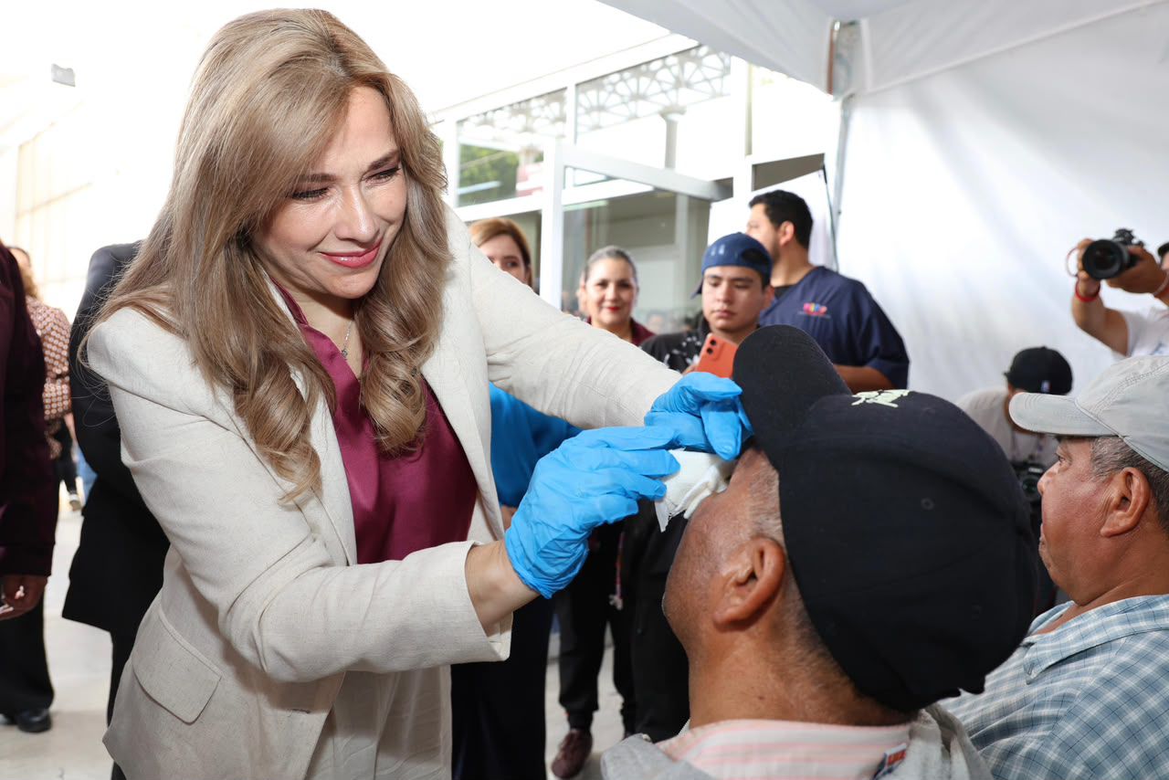 Supervisa Ceci Arellano histórica jornada de cirugías de cataratas