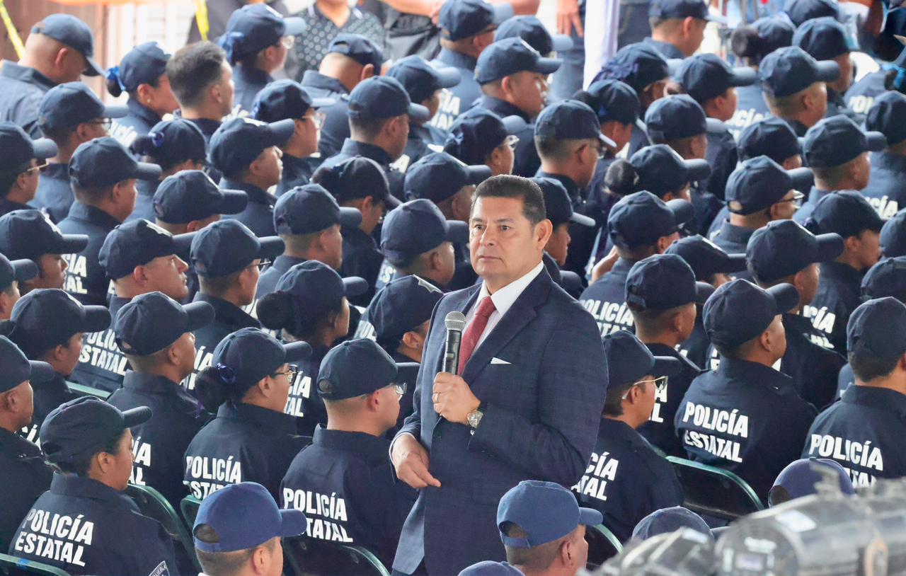 Pide Armenta a 330 policías graduados a no caer en la corrupción