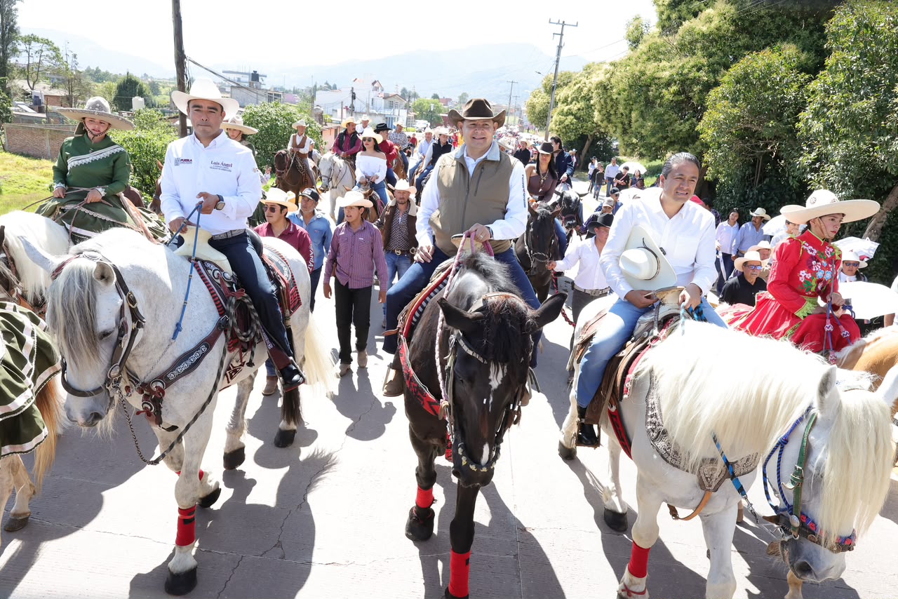 Encabeza Armenta tradicional Cabalgata de Chignahuapan