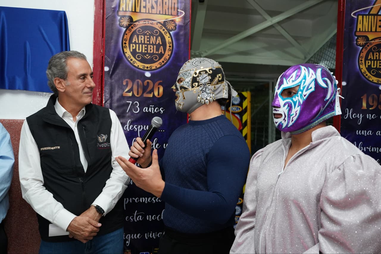Devela Pepe Chedraui placa conmemorativa por el 73 aniversario de la Arena Puebla