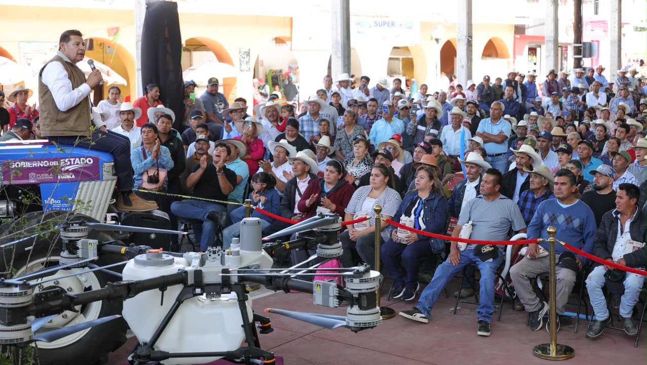Ixtacamaxtitlán recibe apoyos del gobernador Armenta en maquinaria, fertilizantes y reforestación
