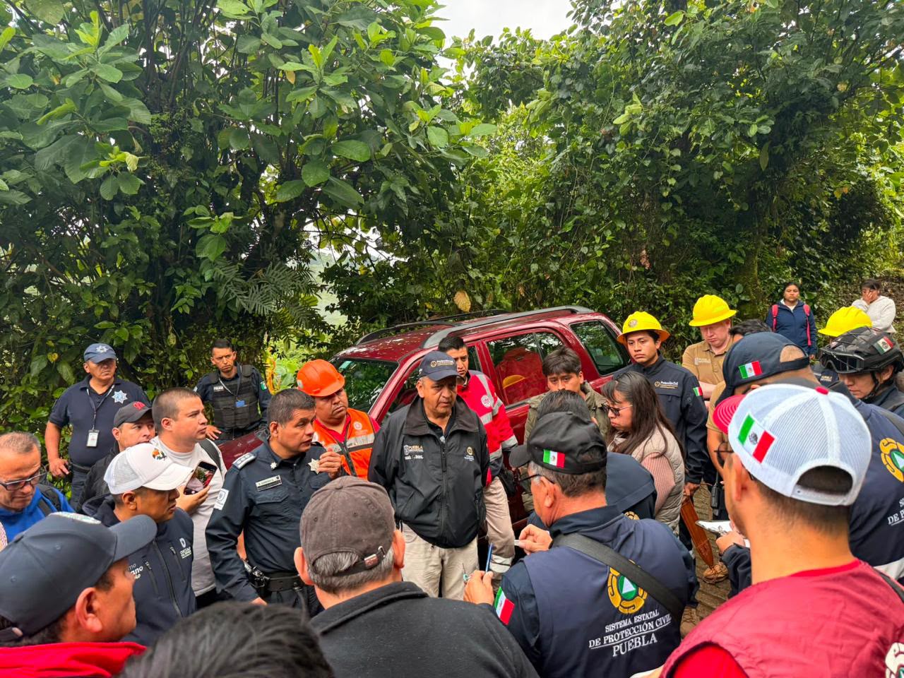 Protección Civil refuerza labores de rescate de familia atrapada en gruta de Cuetzalan Protección Civil refuerza labores de rescate de familia atrapada en gruta de Cuetzalan